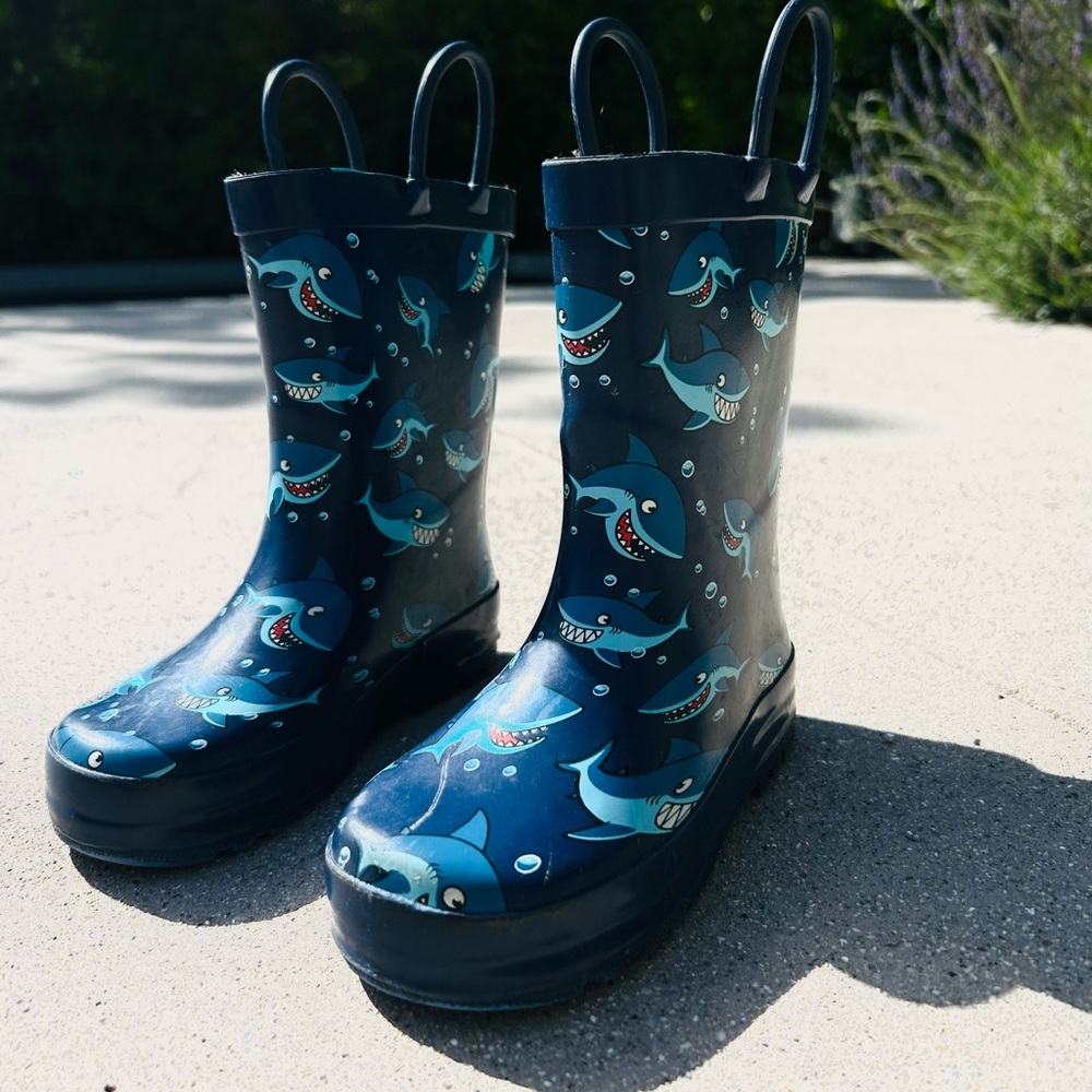 Kids rain boots, shark design. Very lightly used. Size 8 Toddler.